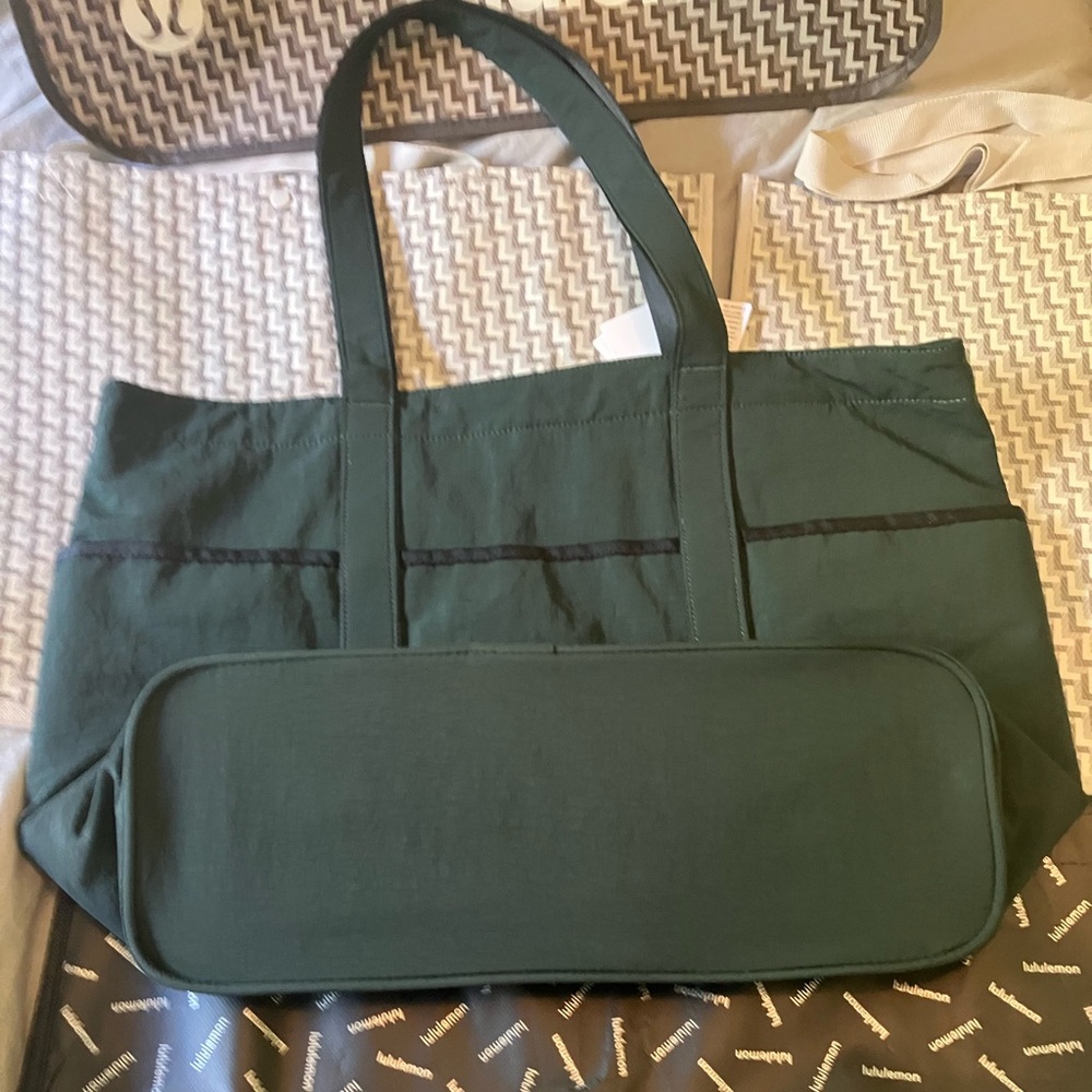 NWT Lululemon Daily Multi-Pocket Tote, 20 L, Rainforest Green/Black - Picture 3 of 7